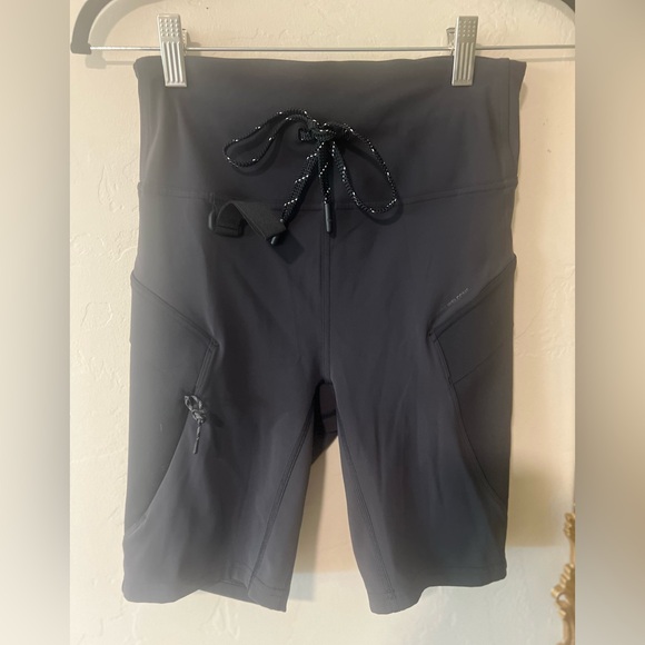 Lululemon Cargo Super-high-rise hiking short 8” (Black)
Size 6 - Picture 3 of 16